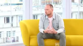 Zajmuje się pisaniem scenariuszy paradokumentów, które kochają Polacy. Skąd czerpie inspirację?