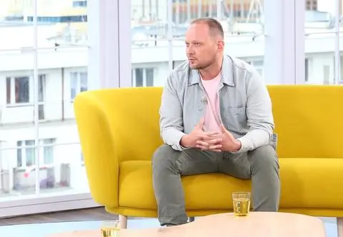 Zajmuje się pisaniem scenariuszy paradokumentów, które kochają Polacy. Skąd czerpie inspirację?