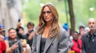 Jennifer Lopez zachwyca letnim manicure. Paznokcie Tuxedo to nowy hit dla minimalistek 