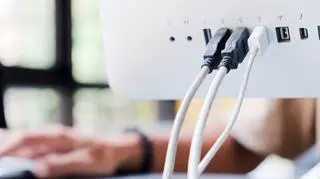 kable podłączone do monitora komputera 