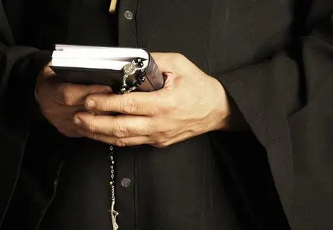 Seksualność duchownych oczami byłego kleryka. "Zniesienie celibatu niewiele Kościołowi pomoże"