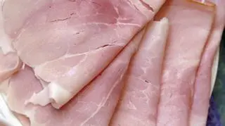 Raport Uwagi! TVN: Jak rozpoznać zdrową, naturalną wędlinę? "Niska cena czyni cuda"