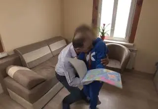 Matka przez lata miała oszpecać dziecko. Angażowała innych do zbiórek pieniędzy na leczenie córki