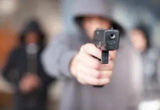 Mężczyzna chciał okraść kobietę, ale się w niej zakochał. "Zbyt ładna"