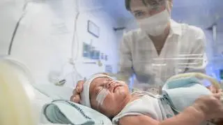 Pod rodziną z niemowlakiem załamał się lód. "Z helikoptera dziecko wyglądało jak lalka" 