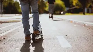 Chłopiec jechał na hulajnodze, gdy zaczęły gonić go psy. Dziecko wpadło do potoku 