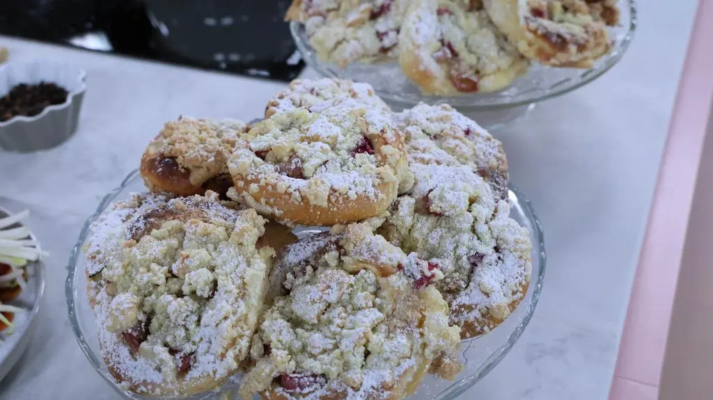 Drożdżówki z rabarbarem, mascarpone i kruszonką