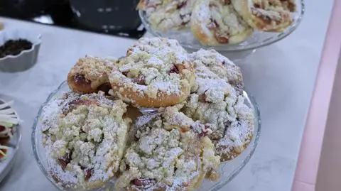 Drożdżówki z rabarbarem, mascarpone i kruszonką