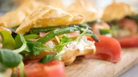 Wytrawne ptysie z łososiem i szparagami