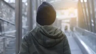 Policjanci znaleźli na ulicy zziębniętego 14-latka. Chłopiec bał się wrócić do domu. "Miał posiniałe usta"