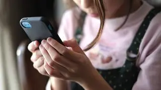 Czy wiesz, kto pisze do twojego dziecka w sieci? "Sprawcy proszą o intymne zdjęcia"
