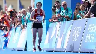 Na metę maratonu wbiegła jako ostania. Kibice przywitali ją owacjami  