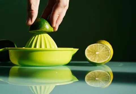 Prozdrowotne działanie soku z limonki. Na co i kiedy warto go stosować?