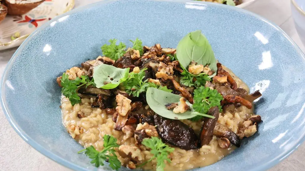 Risotto grzybowe z borowikami, kurkami i orzechami włoskimi