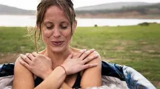 Zimna woda zdro­wia doda? Sprawdź, jakie korzy­ści wynikają z kąpieli w zim­nej wodzie