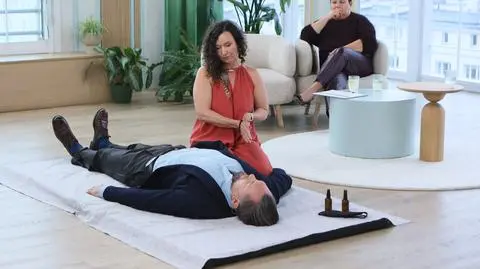 O co chodzi w masażu tantrycznym? Ekspertka zaprezentowała to na Marcinie Prokopie