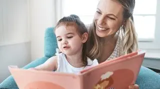 Od książki obrazkowej do lektury: Jak literatura dziecięca wspiera rozwój mózgu i kształtuje nawyki czytelnicze?