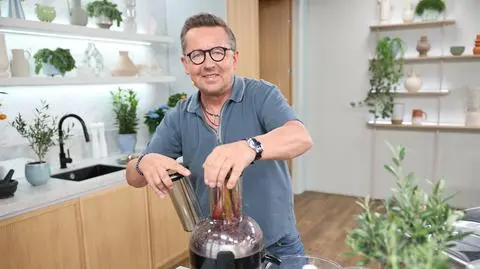 Pora na rabarbar. Andrzej Polan zaczaruje twoje podniebienie deserem, zupą i kurczakiem z rabarbarem