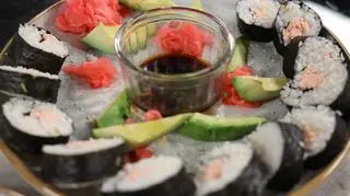 Sushi z pieczonym łososiem, dynią i jesiennymi kiszonkami 