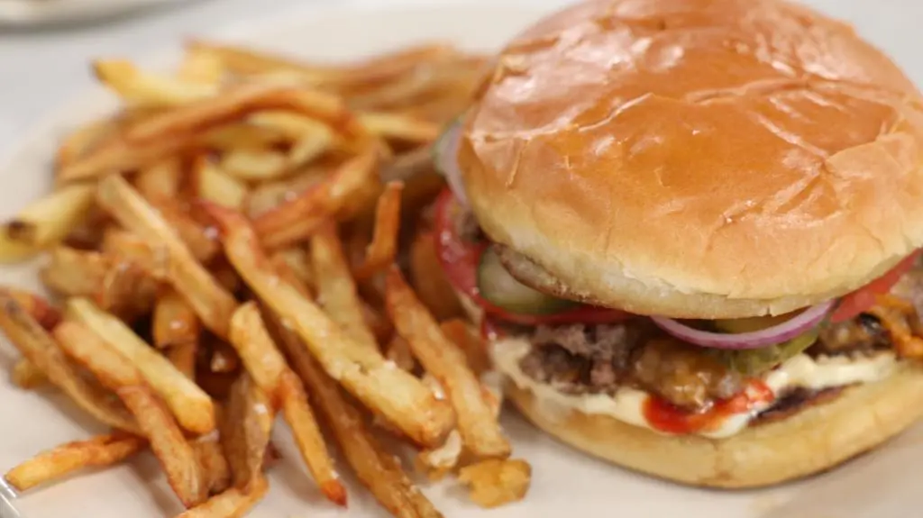 Klasyczny smashburger z domowymi frytkami