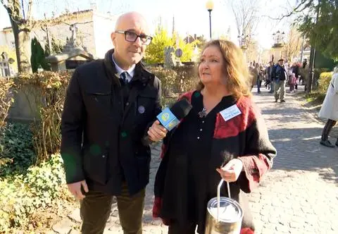 Anna Dymna kwestuje na Cmentarzu Rakowickim. "Najsmutniejszym dla mnie widokiem jest opuszczony grób" 