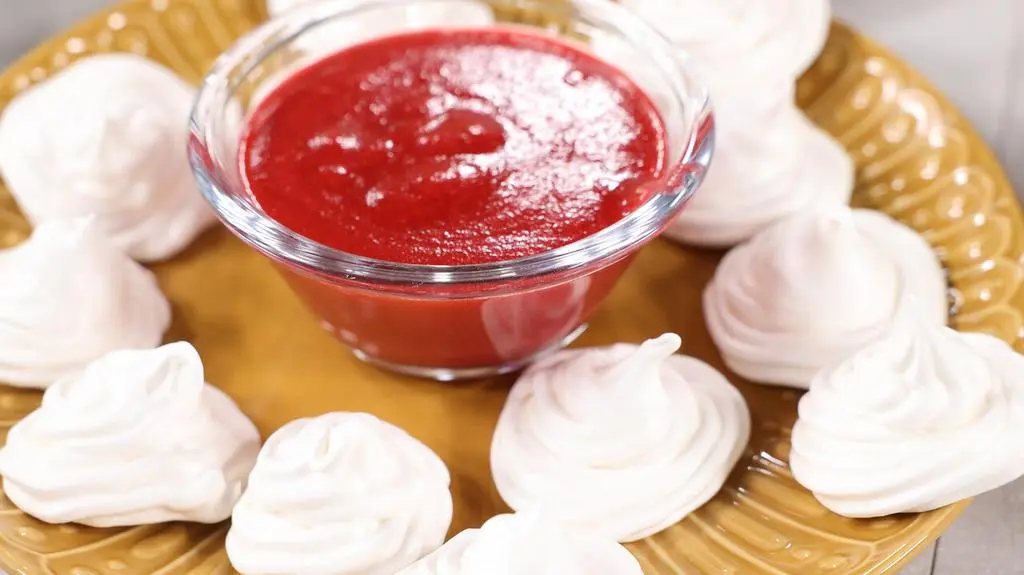 Bezy z coulis truskawkowym 