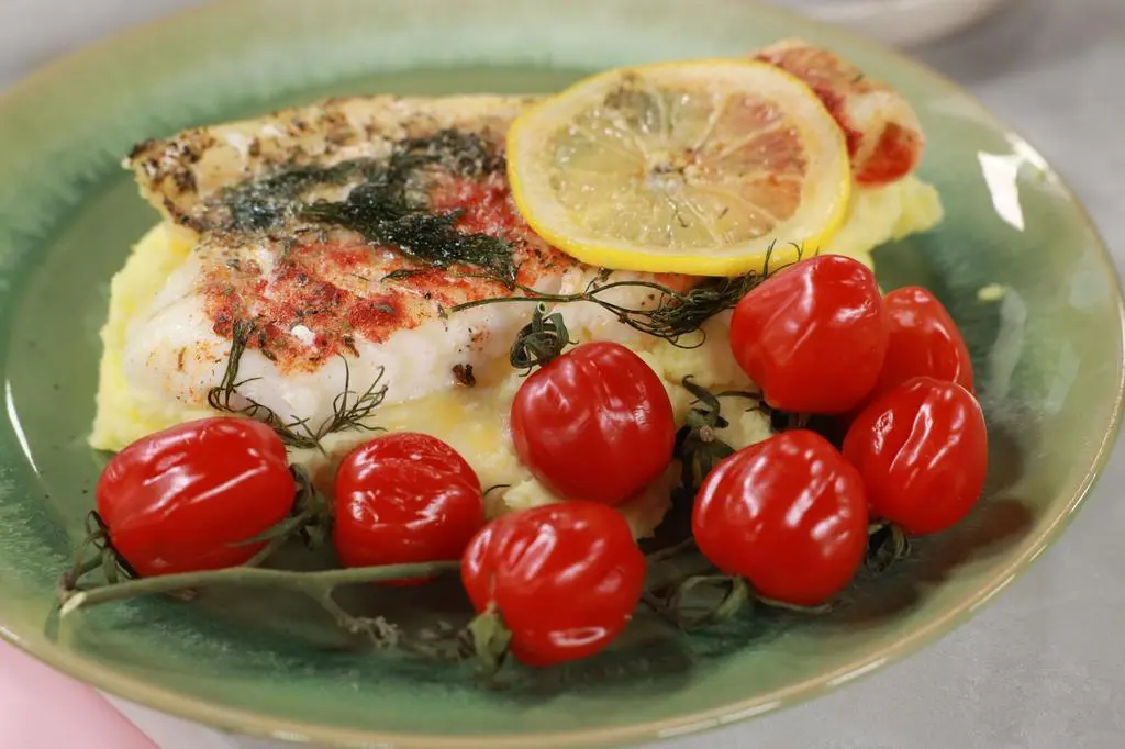 Puree ziemniaczane z pieczoną rybą w sosie cytrynowym