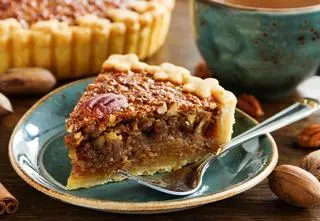Orzechowy hit zza Oceanu. Jak zrobić ciasto Pecan Pie?
