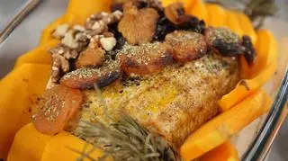 Marynowany schab w maku, zapiekany z morelami i sosem grzybowym 