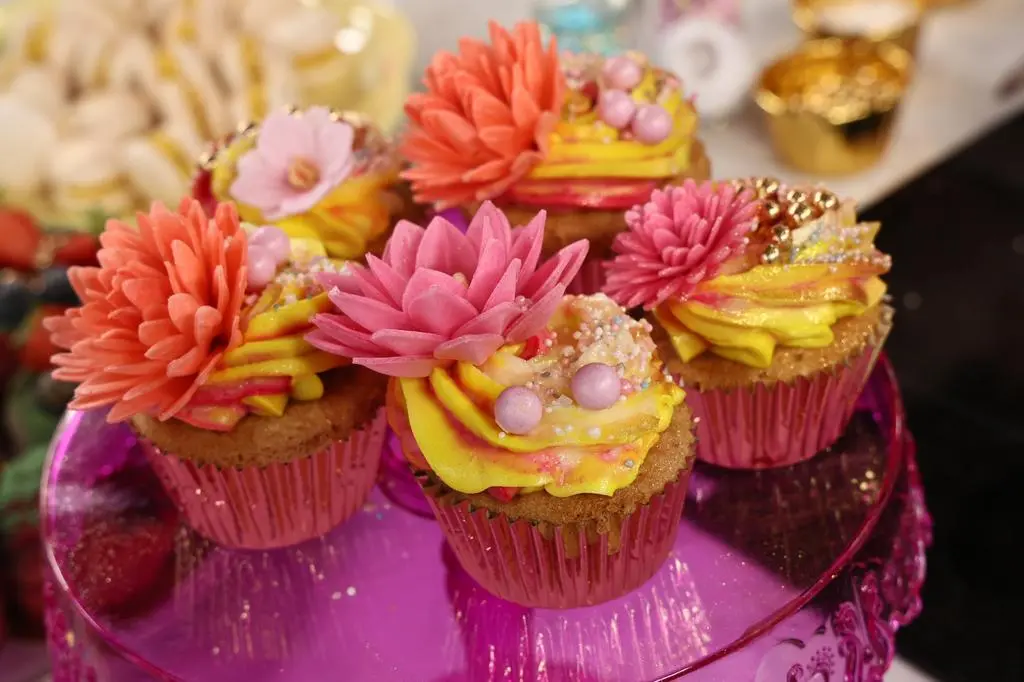 Muffinki waniliowe z kremem maślanym na serku kremowym