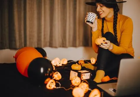 Jesteś singielką, a może introwertyczką? Sprawdź naszą listę pomysłów na samotne spędzenie Halloween