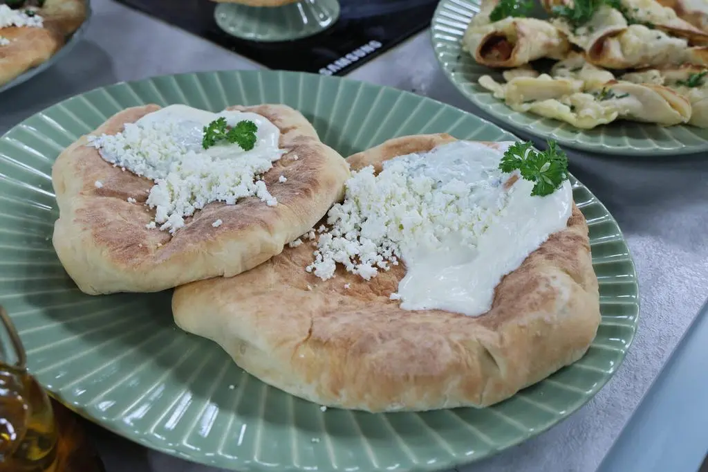 Placek z ziemniakami, twarogiem i serem