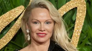 Złote Globy 2025. Pamela Anderson pozowała bez makijażu u boku młodego mężczyzny