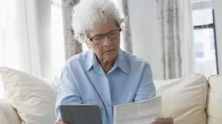 Gigantyczne długi polskich seniorów. "Gwałtownie uderzają w portfele"