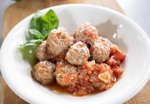 Pieczone, włoskie klopsiki w sosie à la marinara
