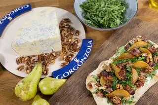 Pinsa z beszamelem z Gorgonzolą DOP i karmelizowanymi gruszkami