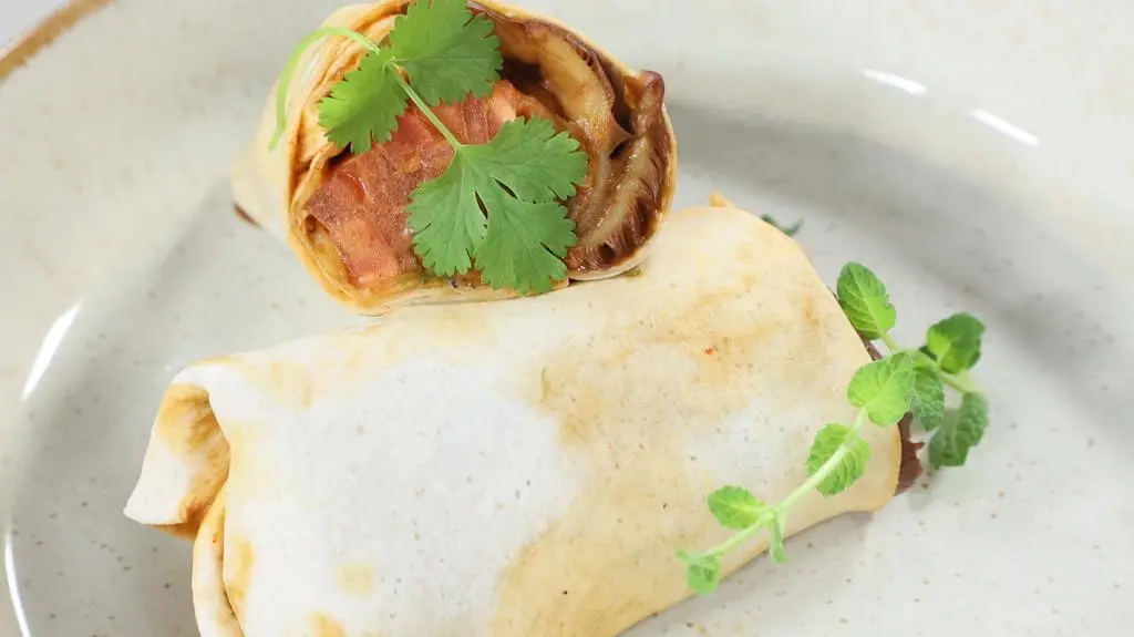 Kebab z brązowych pieczarek z chimichurri i sosem pomarańczowym