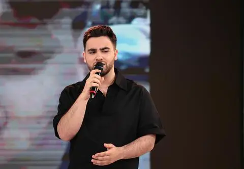 Sargis spogląda z uśmiechem na to, co minęło. W nowym utworze wspomina lata 90.