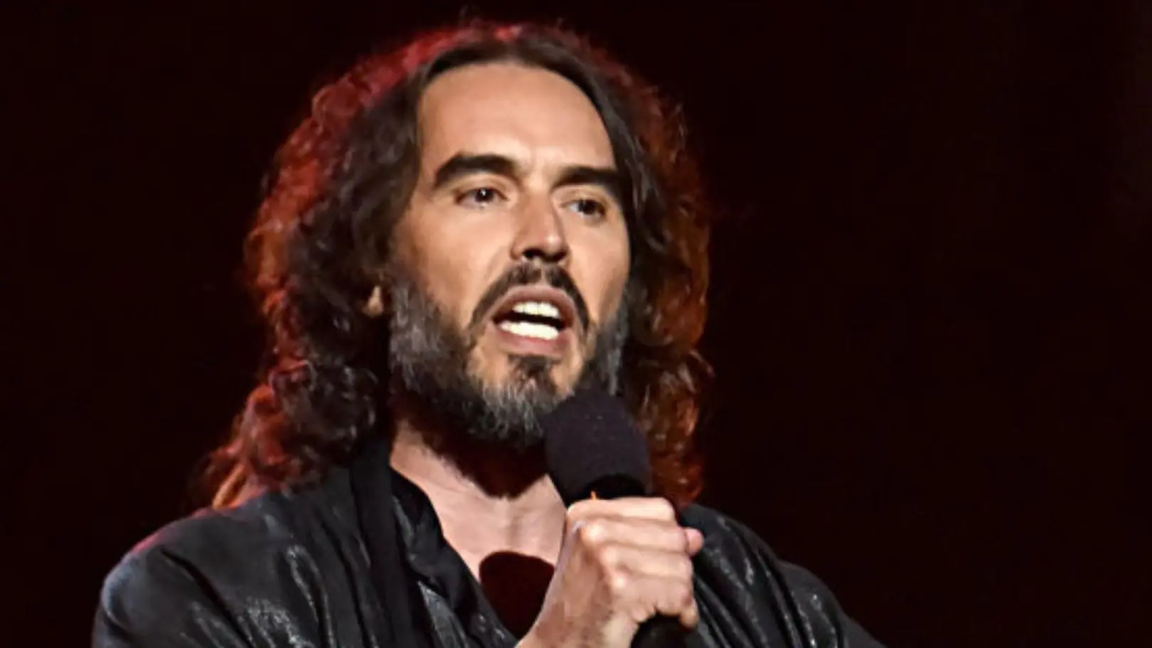 Russel Brand trafi do więzienia? Jest oskarżony o gwałt - Dzień Dobry TVN