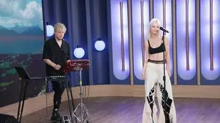 Faustyna Maciejczuk na scenie Dzień Dobry TVN. Artystka przedstawiła swój "Szalony" singiel