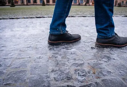 Pogoda na czwartek. IMGW ostrzega: Ślisko w 5 województwach