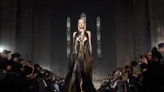 Łączy tajemniczość ze stylem boho. Trend "whimsigoth" podbija światowe wybiegi 