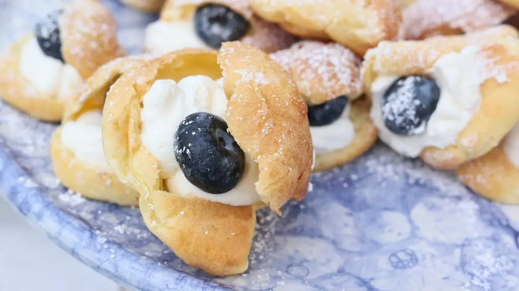 Ptysie ze słodkim kremem mascarpone, z wanilią, cytryną, borówkami i cukrem pudrem