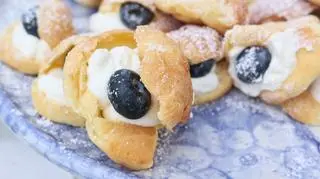 Ptysie ze słodkim kremem mascarpone, z wanilią, cytryną, borówkami i cukrem pudrem