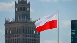 Flaga Polski na tle Pałacu Kultury