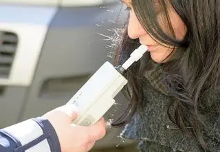 Pijany mąż przyjechał odebrać pijaną żonę. "Obojgu zatrzymano prawo jazdy" 