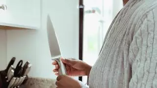 Osoba trzymająca nóż kuchenny