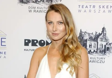 Joanna Moro szusuje na nartach w stroju kąpielowym. "Takiej turystki to oni nie mieli" 