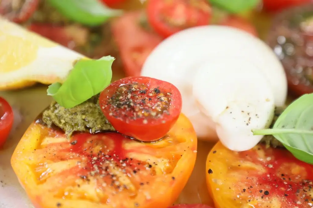 Sałatka z pomidorów heirloom, burraty i pesto