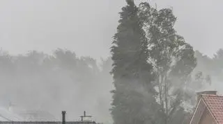 Pogoda na niedzielę. Kolejne alerty IMGW. Nie tylko ulewny deszcz